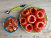 Фото приготовления рецепта: Запечённые помидоры, фаршированные курицей и рисом - шаг №5