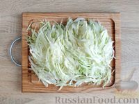 Фото приготовления рецепта: Салат из капусты с колбасой и огурцами - шаг №2