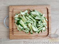 Фото приготовления рецепта: Салат из капусты с колбасой и огурцами - шаг №4