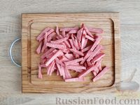 Фото приготовления рецепта: Салат из капусты с колбасой и огурцами - шаг №5