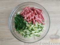 Фото приготовления рецепта: Салат из капусты с колбасой и огурцами - шаг №7