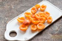 Фото приготовления рецепта: Тёртый пирог с абрикосами и творогом - шаг №11