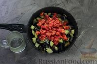 Фото приготовления рецепта: Баклажаны, тушенные с помидорами и луком - шаг №7