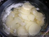 Фото приготовления рецепта: Филе индейки, запечённое с картофелем и соусом бешамель - шаг №5