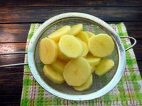 Фото приготовления рецепта: Жареная картошка с помидорами и сыром - шаг №2