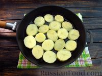 Фото приготовления рецепта: Жареная картошка с помидорами и сыром - шаг №4