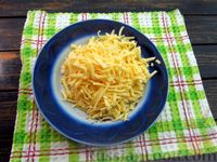Фото приготовления рецепта: Жареная картошка с помидорами и сыром - шаг №6