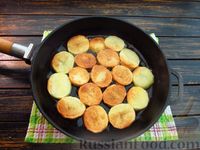 Фото приготовления рецепта: Жареная картошка с помидорами и сыром - шаг №7