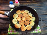 Фото приготовления рецепта: Жареная картошка с помидорами и сыром - шаг №8
