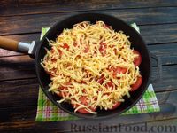 Фото приготовления рецепта: Жареная картошка с помидорами и сыром - шаг №10