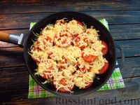 Фото приготовления рецепта: Жареная картошка с помидорами и сыром - шаг №11