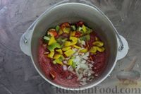 Фото приготовления рецепта: Салат из баклажанов с огурцами и перцем, в томатном соусе (на зиму) - шаг №5