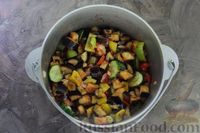 Фото приготовления рецепта: Салат из баклажанов с огурцами и перцем, в томатном соусе (на зиму) - шаг №11
