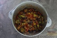 Фото приготовления рецепта: Салат из баклажанов с огурцами и перцем, в томатном соусе (на зиму) - шаг №16