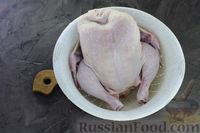 Фото приготовления рецепта: Курица, фаршированная персиками и чесноком (в духовке) - шаг №2