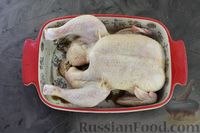 Фото приготовления рецепта: Курица, фаршированная персиками и чесноком (в духовке) - шаг №4