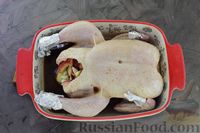 Фото приготовления рецепта: Курица, фаршированная персиками и чесноком (в духовке) - шаг №6