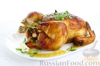 Фото приготовления рецепта: Курица, фаршированная персиками и чесноком (в духовке) - шаг №8