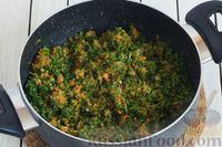 Фото приготовления рецепта: Помидоры, консервированные в зелени и овощах (на зиму) - шаг №7
