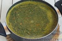 Фото приготовления рецепта: Помидоры, консервированные в зелени и овощах (на зиму) - шаг №8