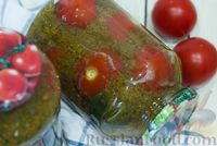 Фото приготовления рецепта: Помидоры, консервированные в зелени и овощах (на зиму) - шаг №10