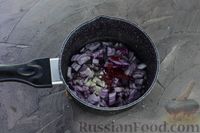 Фото приготовления рецепта: Пряный соус (чатни) из персиков с изюмом и луком (на зиму) - шаг №2