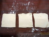 Фото приготовления рецепта: Слоёные пирожки-конвертики с тушёной капустой (в духовке) - шаг №6