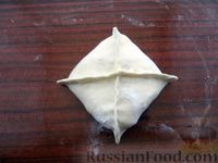 Фото приготовления рецепта: Слоёные пирожки-конвертики с тушёной капустой (в духовке) - шаг №9