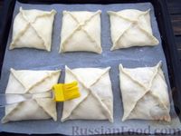 Фото приготовления рецепта: Слоёные пирожки-конвертики с тушёной капустой (в духовке) - шаг №11