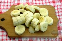 Фото приготовления рецепта: Банановый коктейль с печеньем и орехами - шаг №4