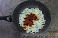 Фото приготовления рецепта: Cом, тушенный со сладким перцем, помидорами и сметаной - шаг №4