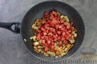 Фото приготовления рецепта: Cом, тушенный со сладким перцем, помидорами и сметаной - шаг №5