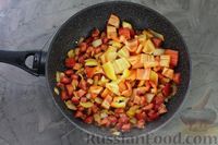 Фото приготовления рецепта: Cом, тушенный со сладким перцем, помидорами и сметаной - шаг №6
