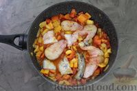 Фото приготовления рецепта: Cом, тушенный со сладким перцем, помидорами и сметаной - шаг №9
