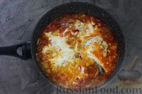 Фото приготовления рецепта: Cом, тушенный со сладким перцем, помидорами и сметаной - шаг №11