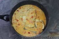 Фото приготовления рецепта: Cом, тушенный со сладким перцем, помидорами и сметаной - шаг №12
