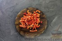 Фото приготовления рецепта: Салат с курицей, болгарским перцем, луком и томатной заправкой - шаг №4