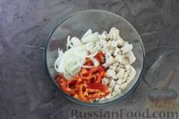 Фото приготовления рецепта: Салат с курицей, болгарским перцем, луком и томатной заправкой - шаг №6