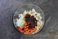 Фото приготовления рецепта: Салат с курицей, болгарским перцем, луком и томатной заправкой - шаг №9