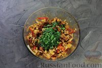 Фото приготовления рецепта: Салат с курицей, болгарским перцем, луком и томатной заправкой - шаг №12