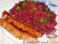 Фото приготовления рецепта: Тушеная красная капуста с баварскими колбасками - шаг №8