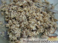 Фото приготовления рецепта: Салат "Рыбочка" с рисом и консервированной кукурузой - шаг №4