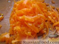 Фото приготовления рецепта: Салат "Рыбочка" с рисом и консервированной кукурузой - шаг №3