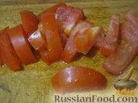 Фото приготовления рецепта: Салат "Рыбочка" с рисом и консервированной кукурузой - шаг №5