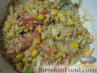 Фото приготовления рецепта: Салат "Рыбочка" с рисом и консервированной кукурузой - шаг №7