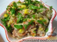 Фото приготовления рецепта: Салат "Рыбочка" с рисом и консервированной кукурузой - шаг №8