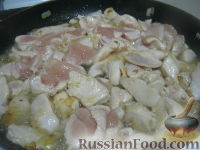 Фото приготовления рецепта: Паста c куриной грудкой под сливочным соусом - шаг №5