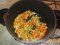 Фото приготовления рецепта: Спеццатино (рагу, гуляш) из свинины с грибами - шаг №2