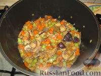 Фото приготовления рецепта: Спеццатино (рагу, гуляш) из свинины с грибами - шаг №3