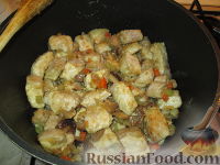Фото приготовления рецепта: Спеццатино (рагу, гуляш) из свинины с грибами - шаг №4